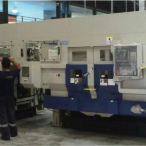 Centros de torneamento duplo frontais Muratec, integrados em linha, com carga e descarga automática por meio de gantry loaders