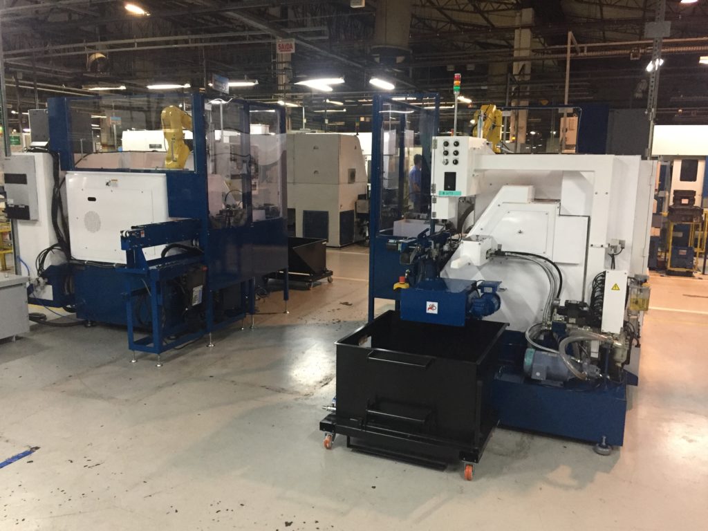 Centros de torneamento Shimada com ferramentas acionadas e com carga/descarga automática por meio de robôs